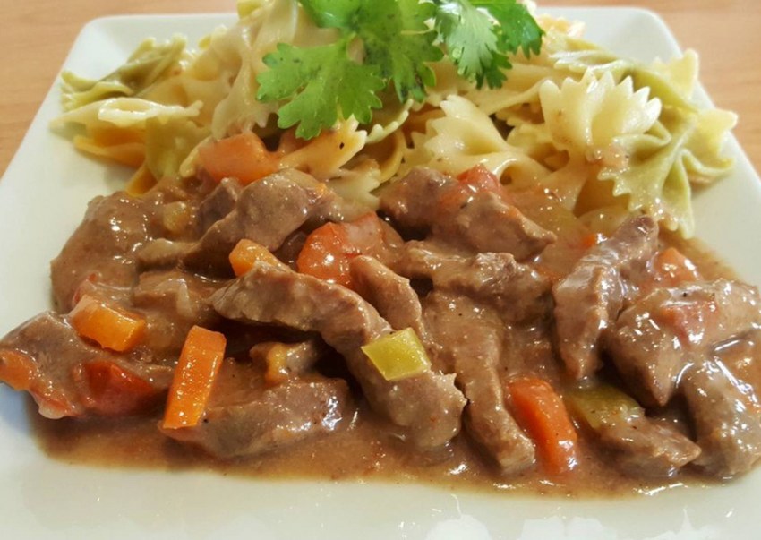 Куриный гуляш с подливкой
