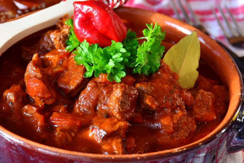 Макароны с гуляшом из куриной грудки