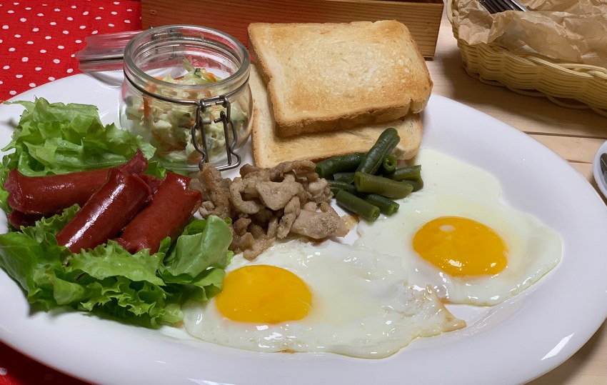 Яичница с помидорами и луком