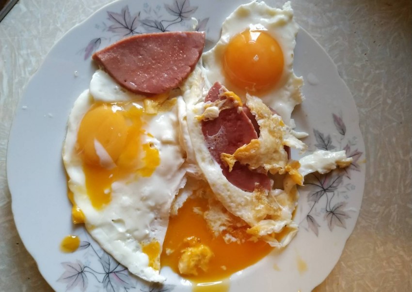 Яичница с охотничьими колбасками