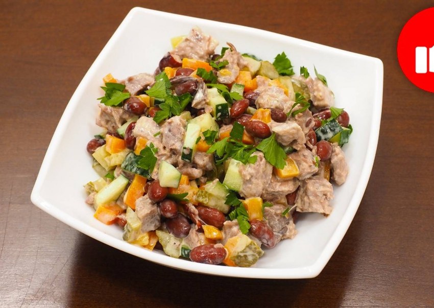Салат с курицей грибами и фасолью