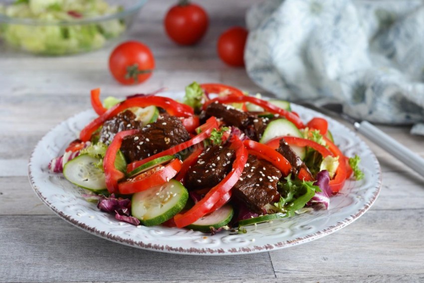 Салат с болгарским перцем кунжутом