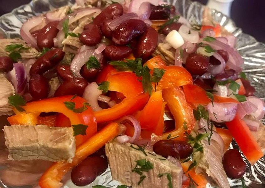 Салат с красной фасолью и говядиной