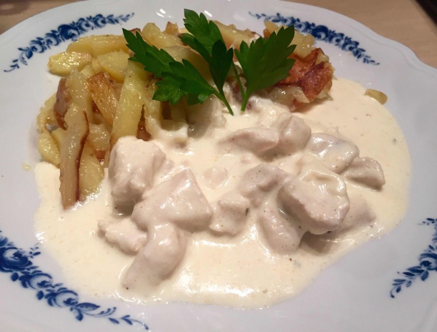 Куриная грудка в сметане