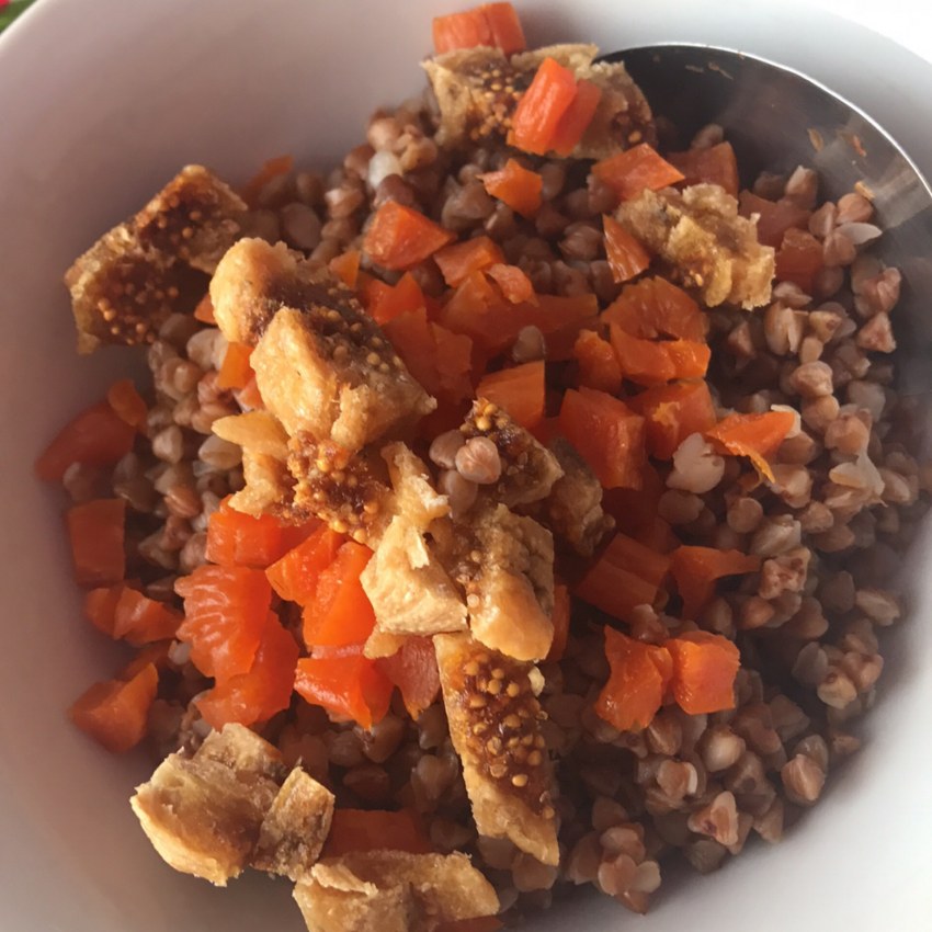 Гречка с молоком и инжиром