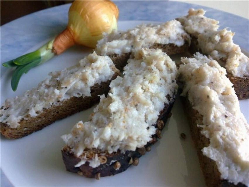 Канапе из селедки с черным хлебом