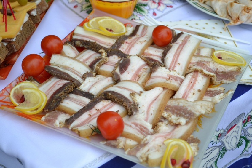 Хлеб с салом и чесноком