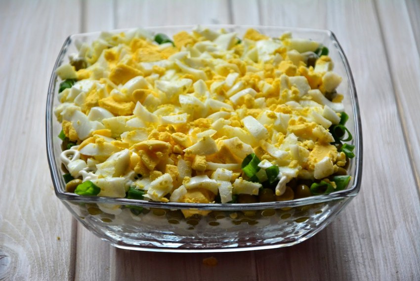 Салат с крабовыми палочками и кукурузой и рисом