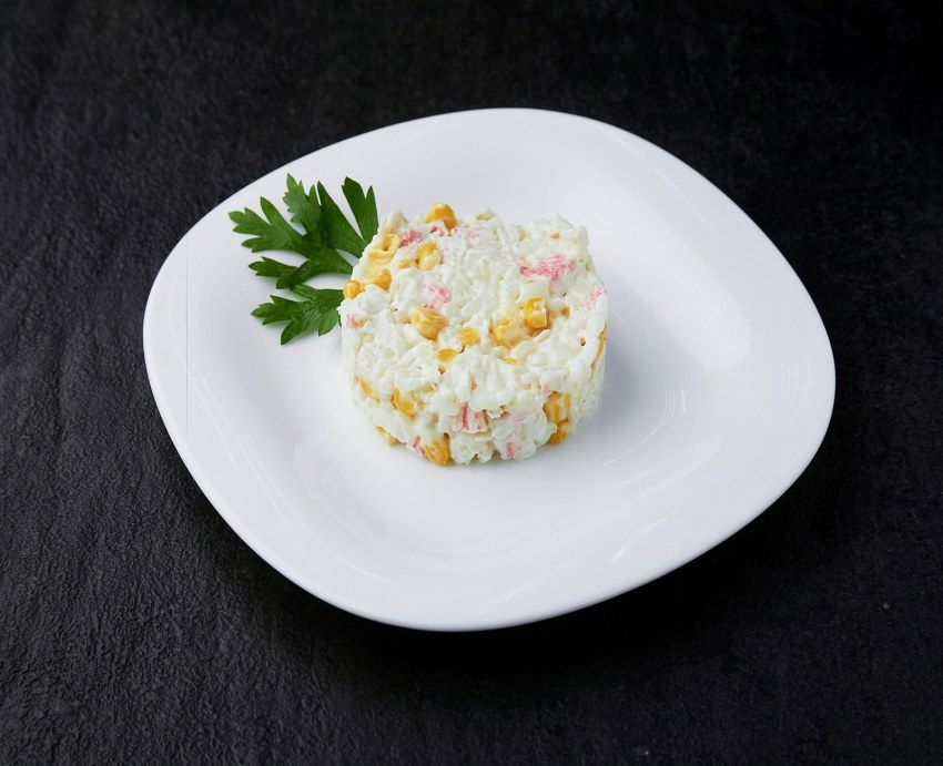 Салат с крабовыми палочками и рисом