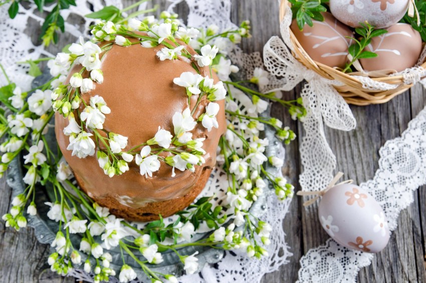 Пасхальная композиция с куличом