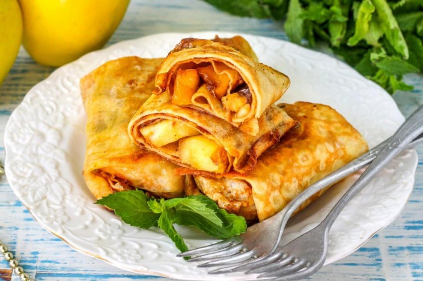 Блинчики с яблоком и корицей
