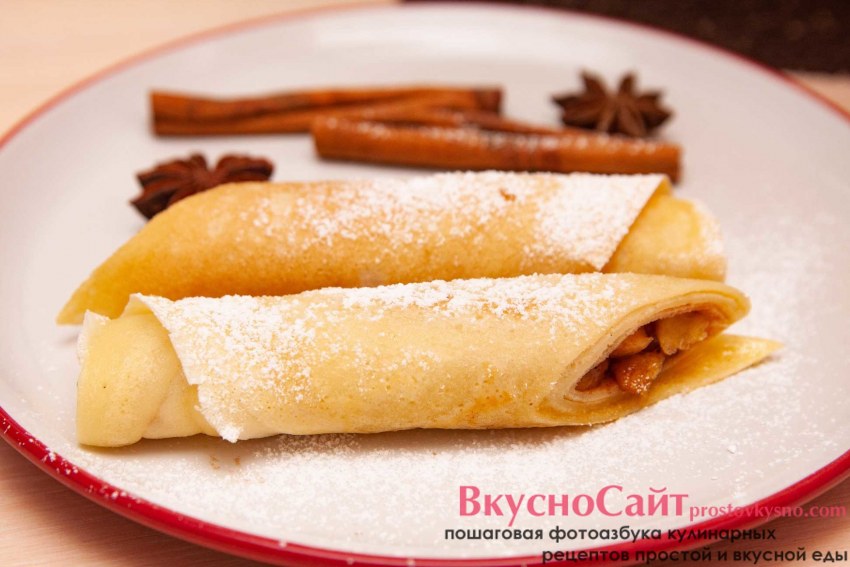 Блинчики с яблоками и сахарной пудрой