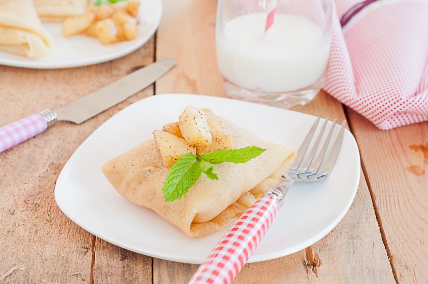 Блинчики с яблоком и корицей