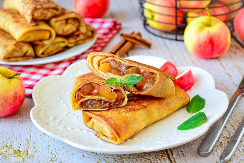 Блинчики с яблоками и джемом.