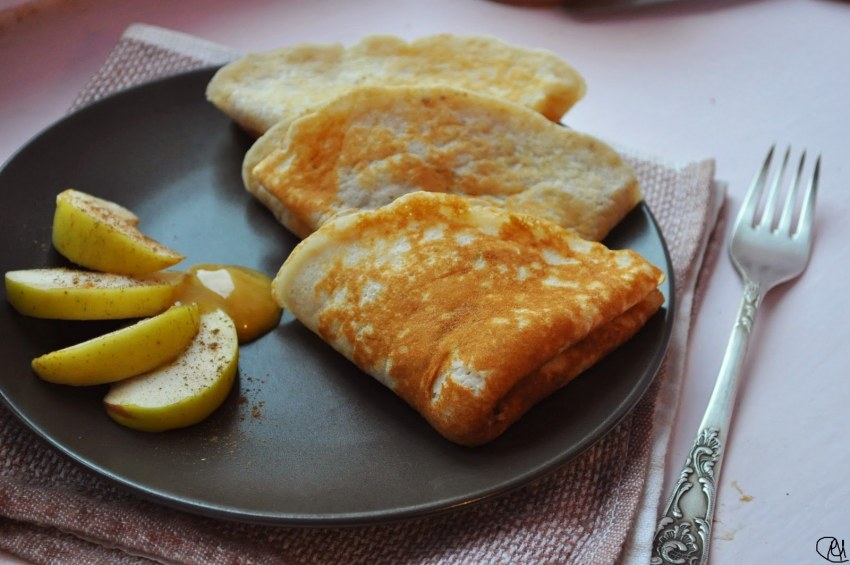 Блины с карамелью и яблоками
