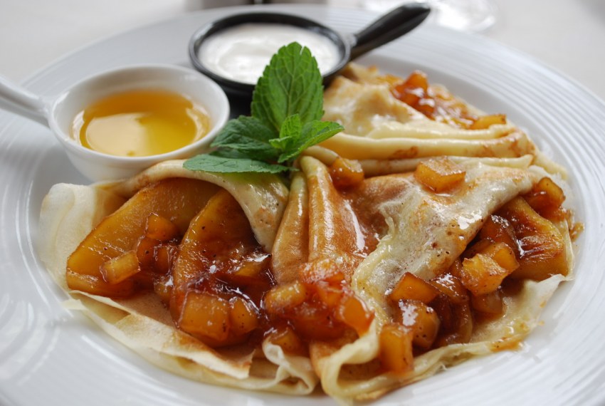Блины с яблоком и корицей