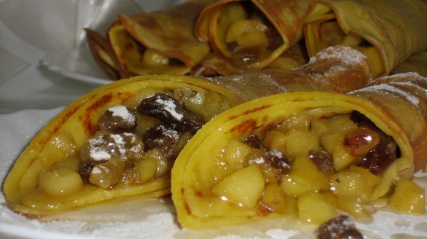 Блины фаршированные яблоками с корицей
