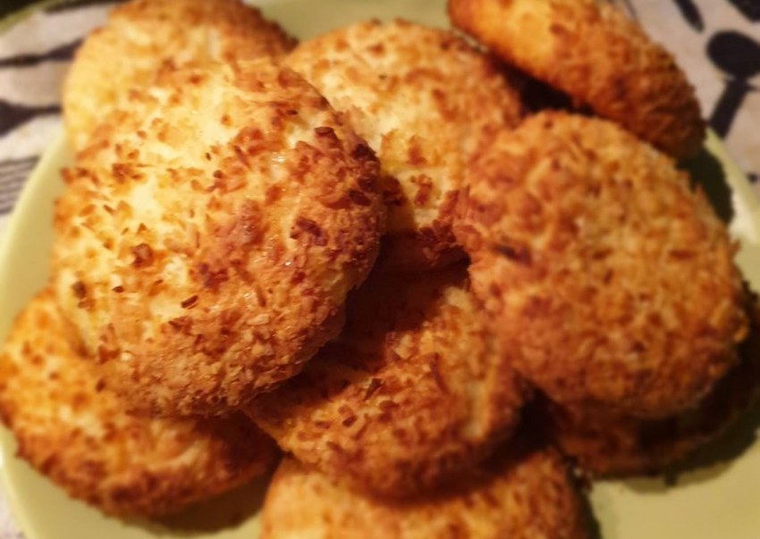 Дрожжевая выпечка с кокосовой стружкой