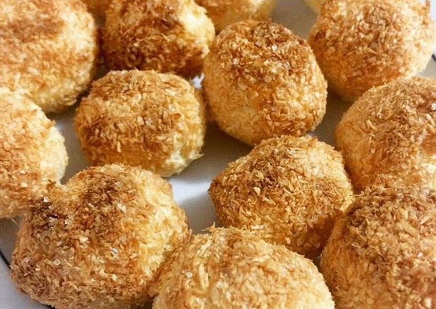 Булочка с творогом и кокосом