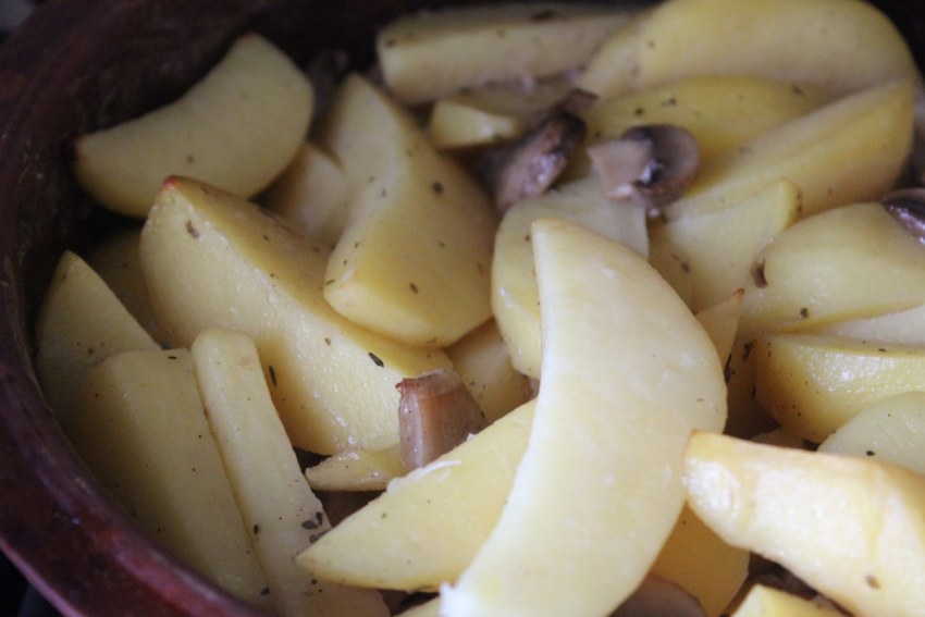 Картошка с шампиньонами в духовке со сметаной