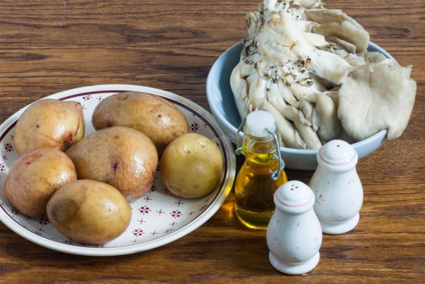 Мясо в горшочках с картошкой и вешенками