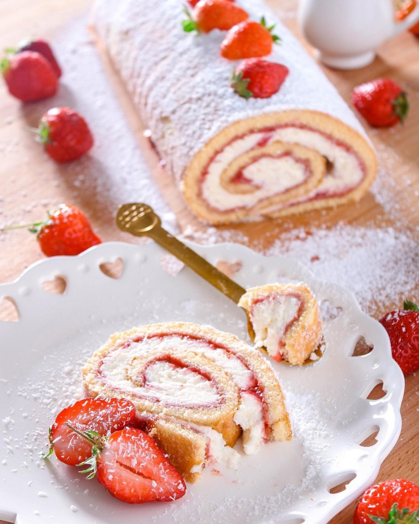 Рулет из рисовой муки с творожным кремом