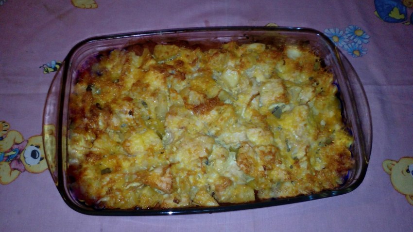 Запеканка картофельная с фаршем с огурцом