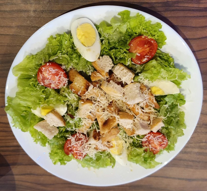 Салат Цезарь с курицей и Романо