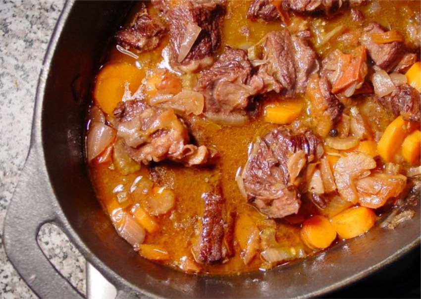Мясо тушеное в вине