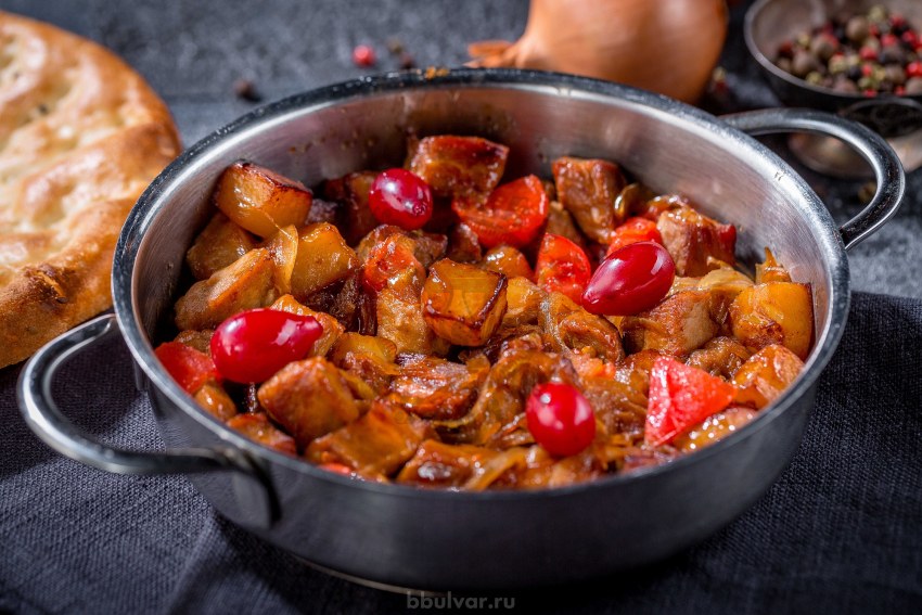 Мясо в подливе с овощами