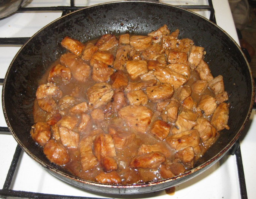 Тушёное мясо на сковороде