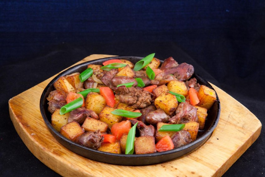 Печень тушеная с овощами