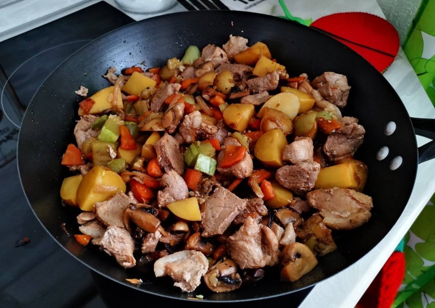 Свинина тушеная с овощами
