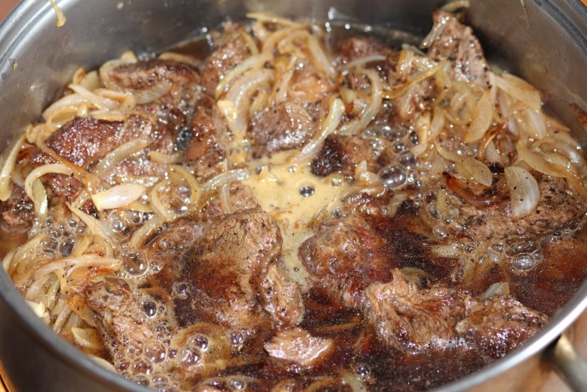 Свинина кубиками на сковороде