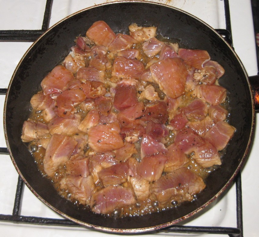 Тушеное мясо кусочками на тарелке