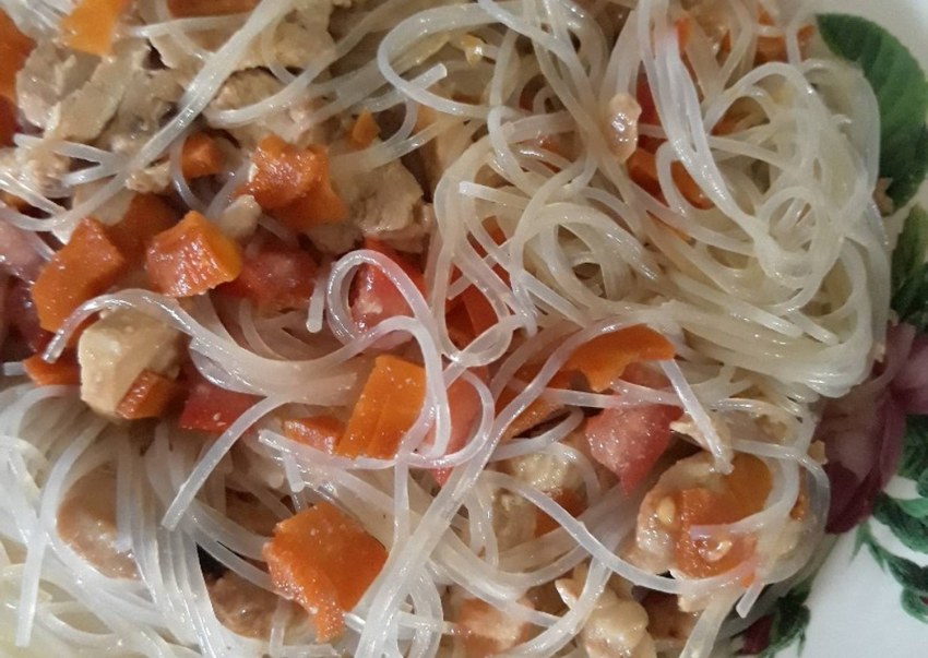 Салат с фунчозой и опятами