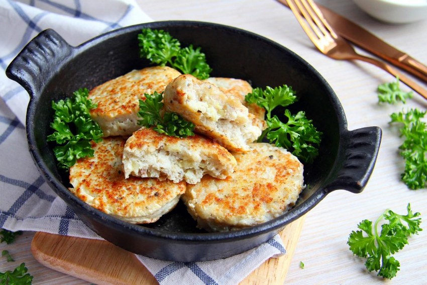 Минтай в духовке с рисом и овощами