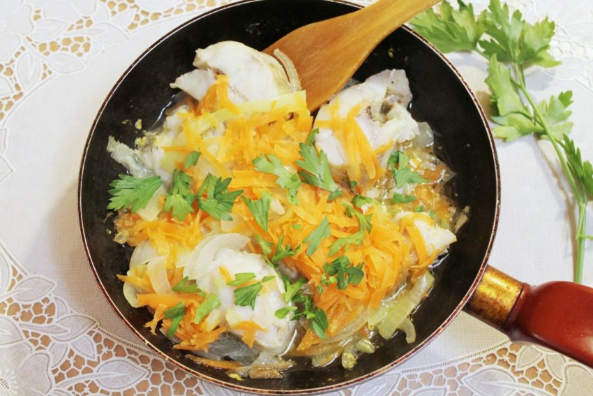Минтай с овощами на сковороде