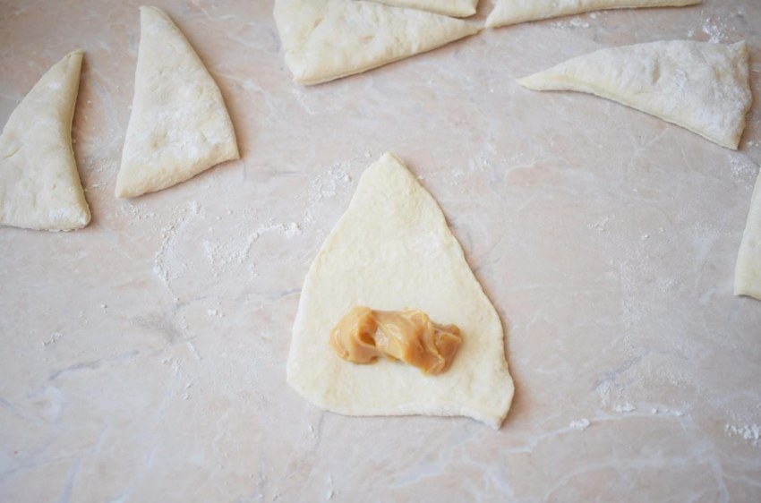 Слоёные конвертики со сгущенкой