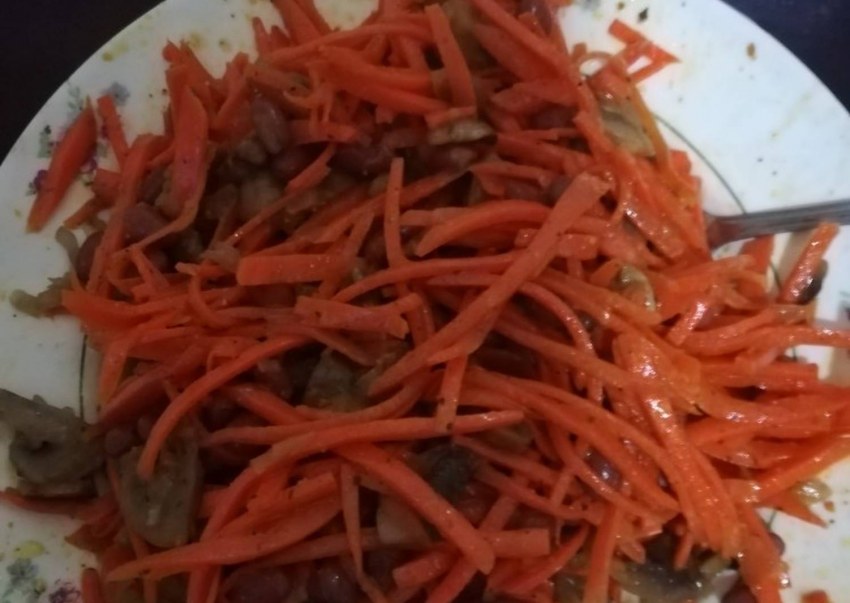 Салат из спаржевой фасоли и корейской моркови