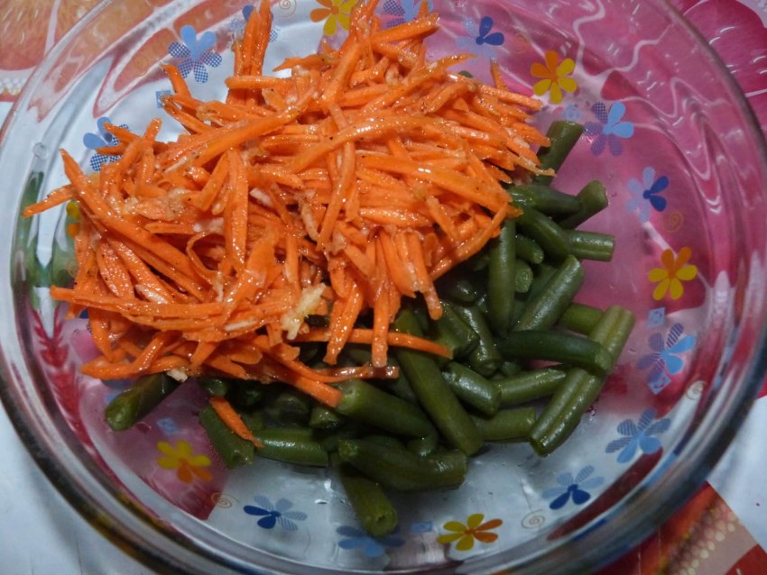 Салат с копчёной курицей и фасолью