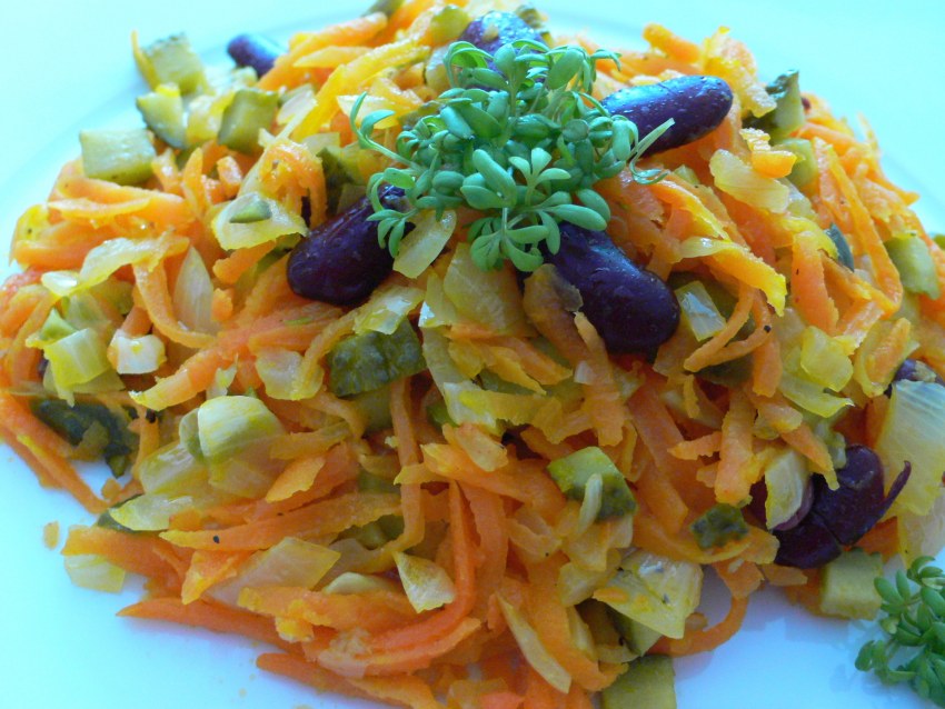 Салат папоротник с морковкой и грибами