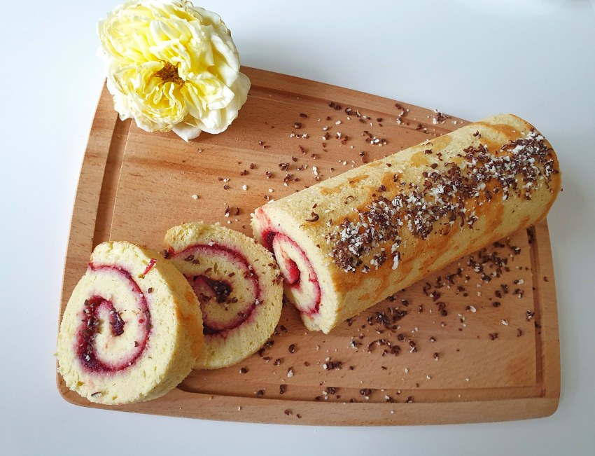 Нежный бисквитный рулет с кремом!