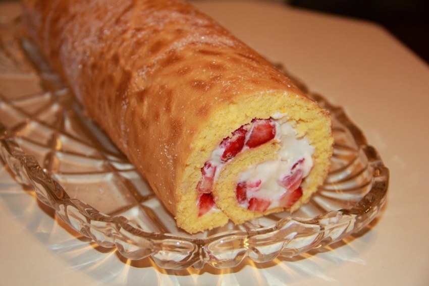 Рулет с клубникой и сметанным кремом