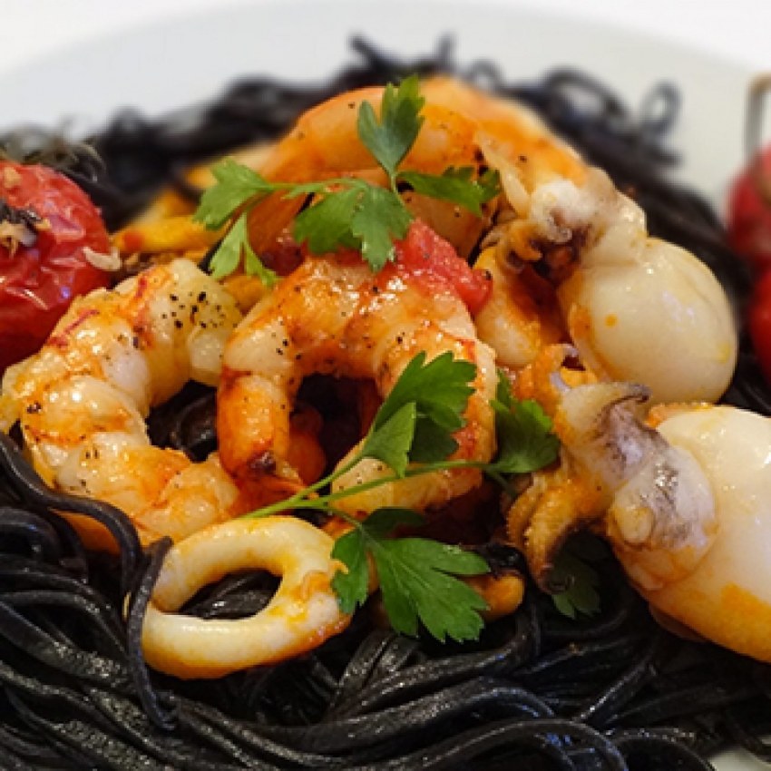 Паста черная каракатица с морепродуктами