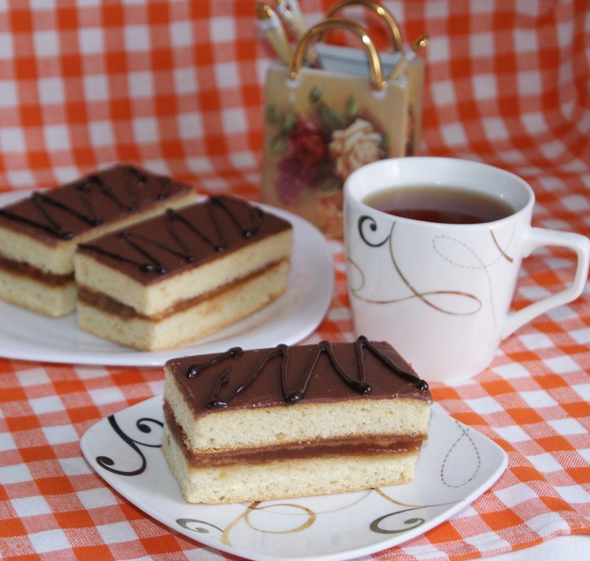 Petit four Icing