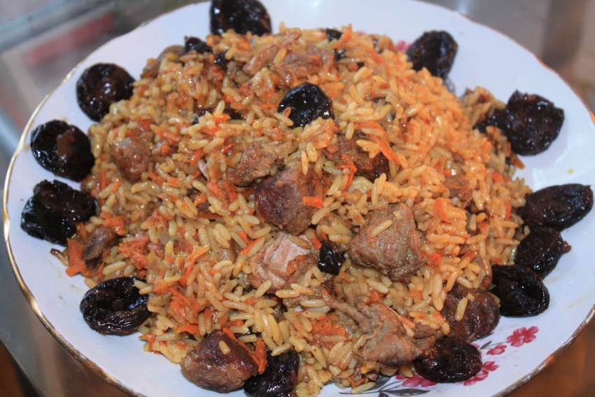 Плов с курагой и черносливом