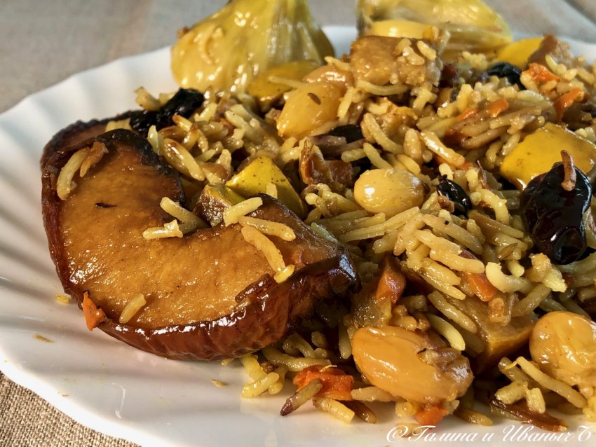 Плов с изюмом и айвой