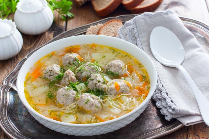 Куриный бульон с фрикадельками