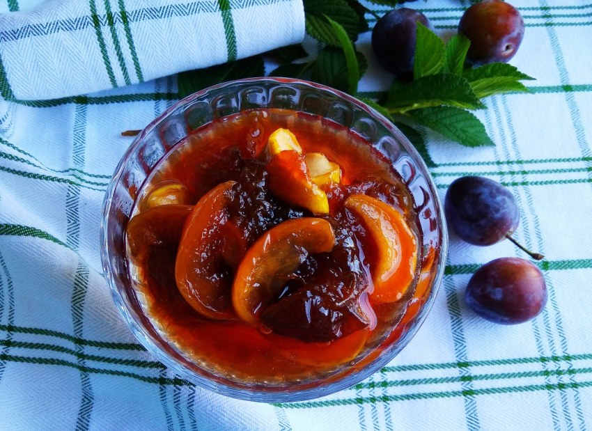 Варенье из вишни с миндалем